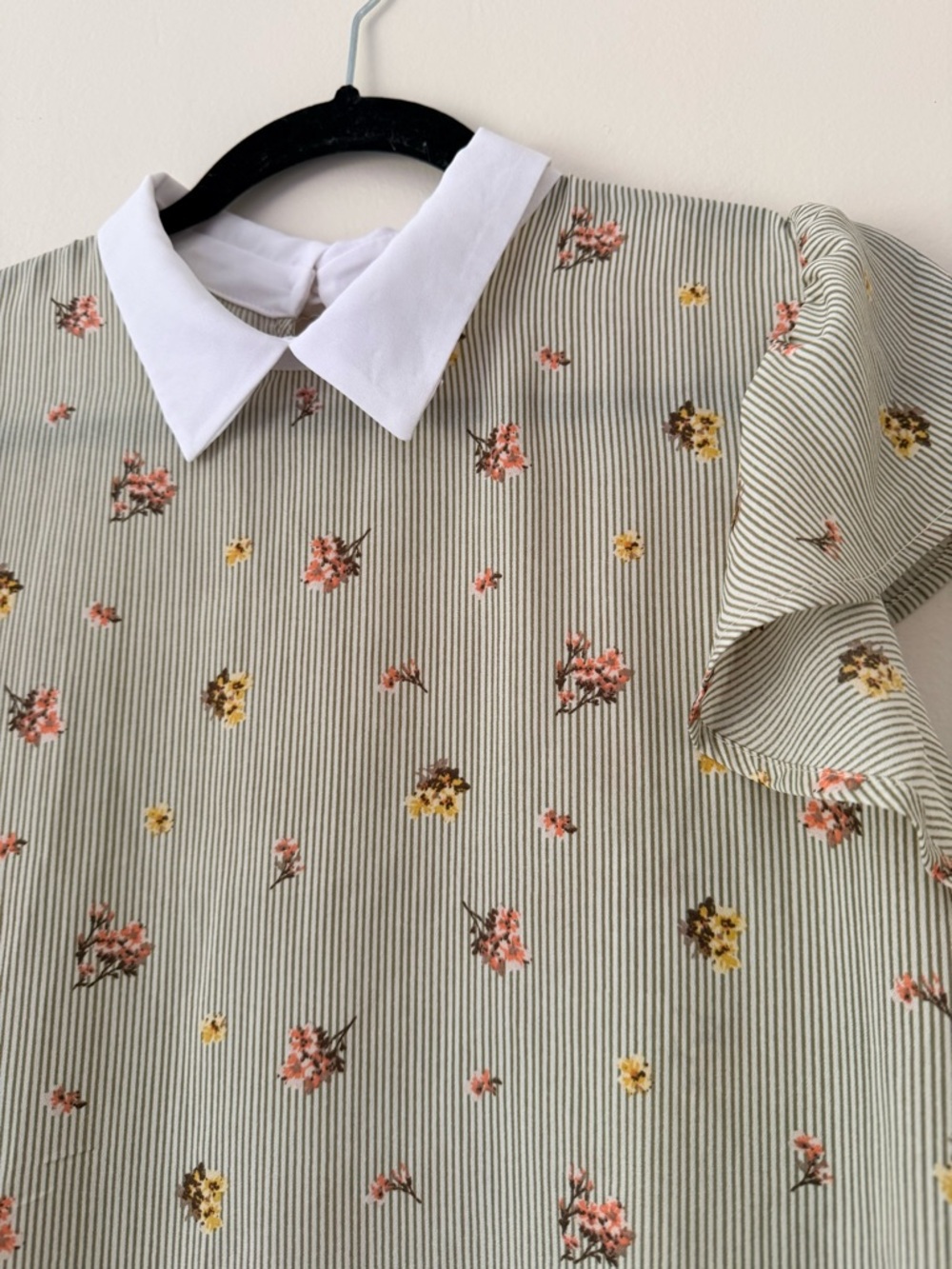 Peter Pan Collar Flutter-Sleeve Blouse Sage Green White Floral Size XL - NWOT - Picture 10 of 15